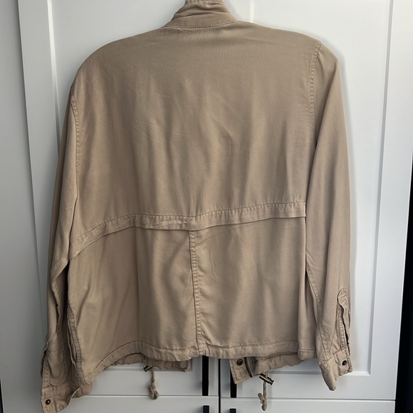 Tan light jacket size medium - Picture 2 of 3